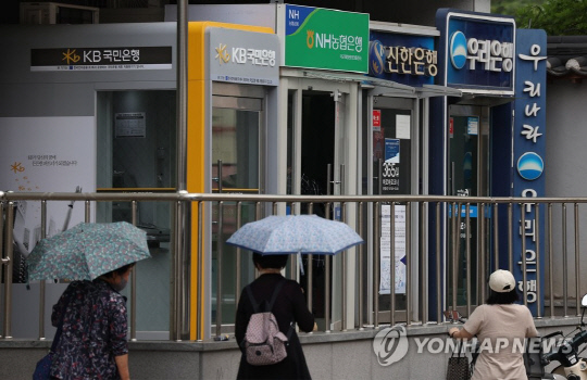은행권이 고금리로 어려움을 겪는 자영업자와 소상공인을 대상으로 캐시백을 검토 중이다. 연합뉴스